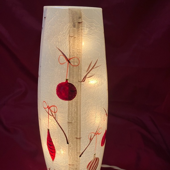 KIRKLAND’S PRE-LIT RED BIRD BIRCH HURRICANE CHRISTMAS LAMP, HOLIDAY GLASS DECOR - Picture 1 of 9